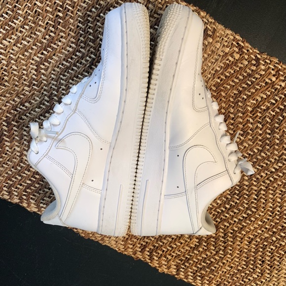 WOMEN'S NIKE AIR FORCE 1 LOW TRIPLE WHITE SHOES 9.5 - Picture 5 of 8